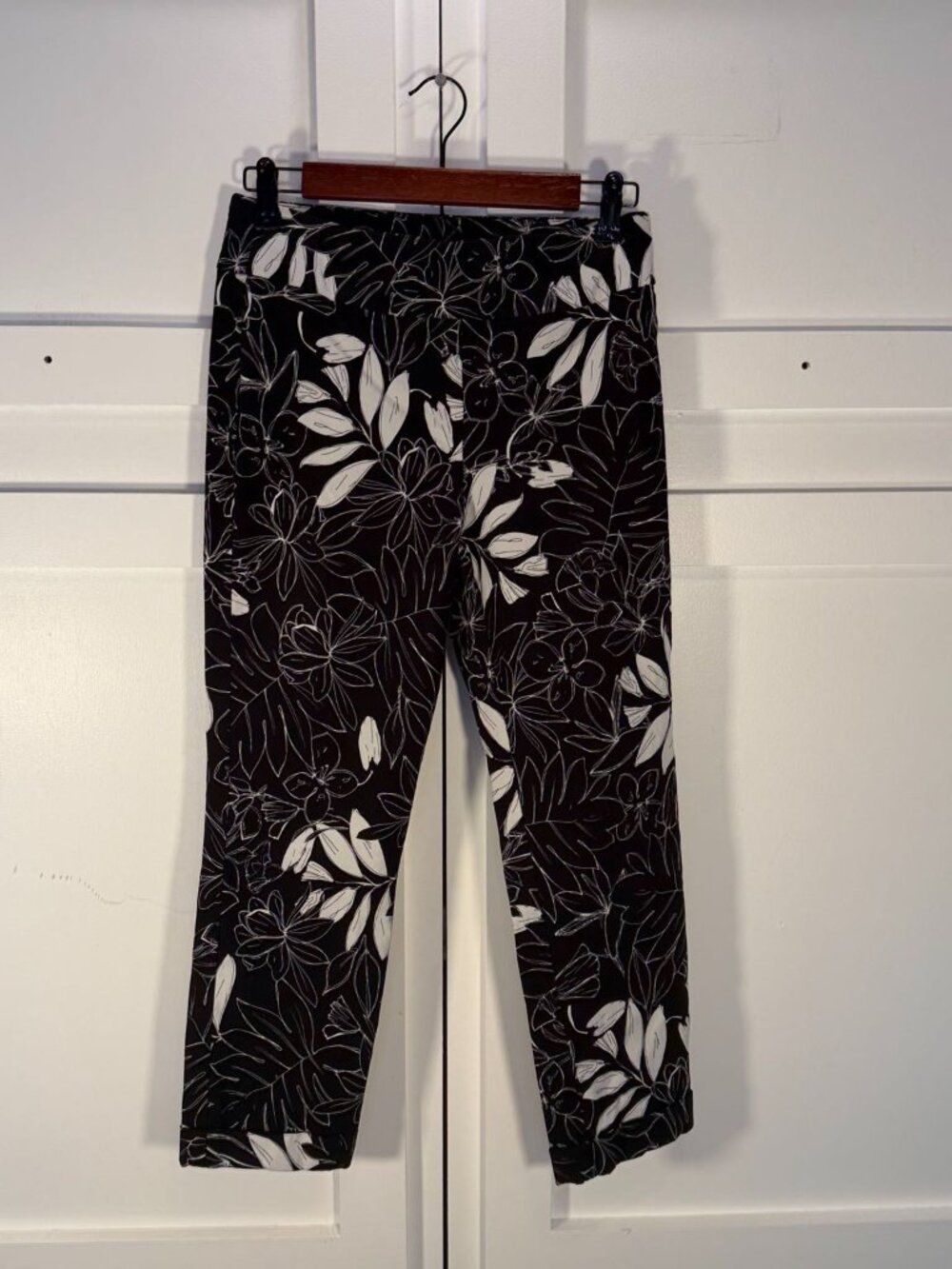 Tribal Black White Floral Capri Pants Size 6 Black/White - Picture 3 of 12